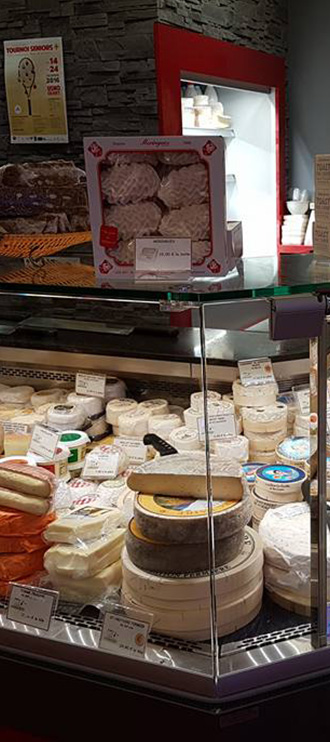 Découvrez ou redécouvrez une large gamme de fromages en provenance de toutes les régions de France et de quelques pays étrangers.